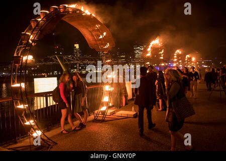 Londres, Royaume-Uni. 1er sept 2016. La Compagnie Carabosse, Français fire alchimistes, créé un jardin feu en face de la Tate Modern. L'un des événements qui fait partie de la fête marquant le 350e anniversaire du Grand Incendie de Londres. Crédit : Guy Bell/Alamy Live News Banque D'Images