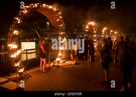 Londres, Royaume-Uni. 1er sept 2016. La Compagnie Carabosse, Français fire alchimistes, créé un jardin feu en face de la Tate Modern. L'un des événements qui fait partie de la fête marquant le 350e anniversaire du Grand Incendie de Londres. Crédit : Guy Bell/Alamy Live News Banque D'Images