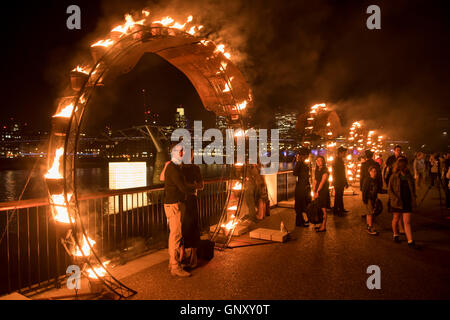 Londres, Royaume-Uni. 1er sept 2016. La Compagnie Carabosse, Français fire alchimistes, créé un jardin feu en face de la Tate Modern. L'un des événements qui fait partie de la fête marquant le 350e anniversaire du Grand Incendie de Londres. Crédit : Guy Bell/Alamy Live News Banque D'Images