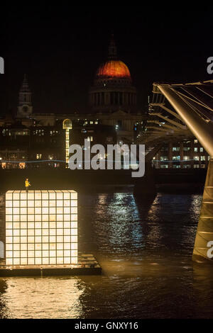 Londres, Royaume-Uni. 06Th Sep 2016. 'Floating Dreams' (incendies de forêt ancienne de l'artiste Martin Firrell, dans l'arrière-plan) par Kang Ik-Joong - il est l'un de la Corée du Sud, la plupart des artistes de renommée internationale. C'est une illuminée, pose flottante à grande échelle représentant les souvenirs de personnes déplacées les Coréens et il appelle à la réunification de la Corée du Nord et du Sud. Il fait partie de la Tamise totalement Festival (1-30 septembre), et est situé dans le centre de la Tamise par le pont du Millenium à Londres, et illuminée de l'intérieur. Crédit : Guy Bell/Alamy Live News Banque D'Images