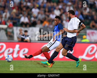 Bari, Italie. Du 1er septembre 2016. Anthony Martial (L) de la France tire à marquer lors d'un match amical de football entre la France et l'Italie à Bari, Italie, le 1 septembre 2016. La France a battu l'Italie 3-1. Credit : Alberto Lingria/Xinhua/Alamy Live News Banque D'Images