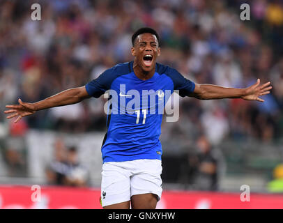 Bari, Italie. Du 1er septembre 2016. Anthony martiale de France fête marquant lors d'un match amical de football entre la France et l'Italie à Bari, Italie, le 1 septembre 2016. La France a battu l'Italie 3-1. Credit : Alberto Lingria/Xinhua/Alamy Live News Banque D'Images