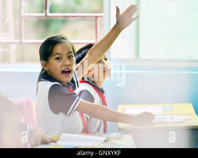 Jianhe, province du Guizhou en Chine. Août 31, 2016. Un étudiant de deuxième année lève la main pour répondre à une question en classe au n° 2 l'école primaire de Jianhe, comté de la province du Guizhou, au sud-ouest de la Chine, 31 août 2016. Les écoles ont rouvert leurs portes après les vacances d'été. © Yang Wenbin/Xinhua/Alamy Live News Banque D'Images