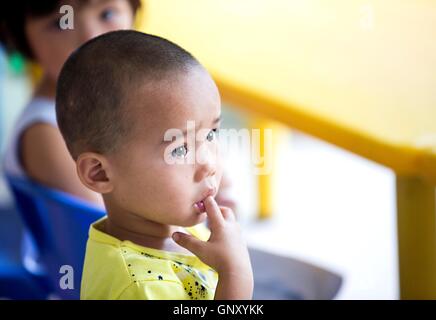 Jiujiang, Chine, province de Jiangxi. Août 31, 2016. Zhan Zhi, un nouveau venu, pleure sur son premier jour à la maternelle dans le comté de Duchang, est de la Chine, la province de Jiangxi, le 31 août 2016. © Fu Jianbin/Xinhua/Alamy Live News Banque D'Images