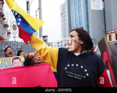 Lima, Pérou. 1er septembre 2016. Un groupe de Vénézuéliens vivant au Pérou effectué une démonstration devant leur ambassade à Lima, en solidarité avec la grande marche s'est tenue à Caracas pour réclamer la révocation du mandat de Nicolas Maduro. Granthon Fotoholica / Carlos Garcia / Alamy Live News Banque D'Images