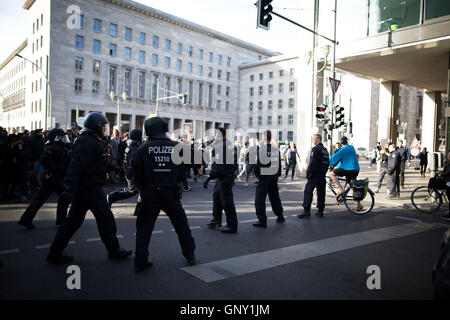 Blockupy 2016 à Berlin essaie de bloquer mimistery de travail pour protester contre l'austérité et le racisme. Les militants se heurtent à la police dans les premières heures du matin. 2e, 2016 Sep. © Michael Trammer/ZUMA/Alamy Fil Live News Banque D'Images