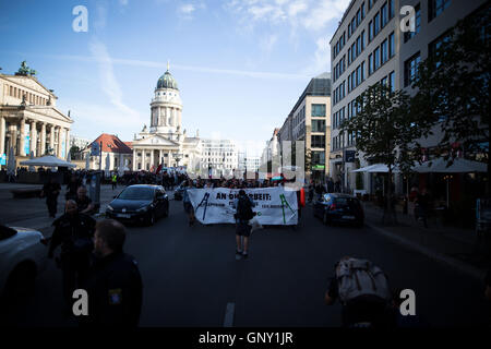 Blockupy 2016 à Berlin essaie de bloquer mimistery de travail pour protester contre l'austérité et le racisme. Les militants se heurtent à la police dans les premières heures du matin. 2e, 2016 Sep. © Michael Trammer/ZUMA/Alamy Fil Live News Banque D'Images