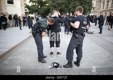 Blockupy 2016 à Berlin essaie de bloquer mimistery de travail pour protester contre l'austérité et le racisme. Les militants se heurtent à la police dans les premières heures du matin. 2e, 2016 Sep. © Michael Trammer/ZUMA/Alamy Fil Live News Banque D'Images