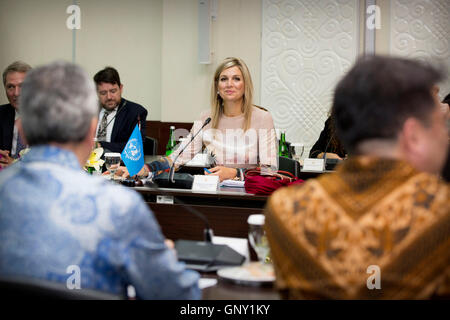 Jakarta, Indonésie. Du 1er septembre 2016. Reine Maxima des Pays-Bas visite le gouverneur de la Banque d'Indonésie à Jakarta, Indonésie, 1 septembre 2016. Maxima de l'Indonésie comme Reine des visites du Secrétaire général des Nations Unies pour l'avocat spécial Finance Inclusive pour le développement. Photo : Patrick van Katwijk/ POINT DE VUE - PAS DE FIL - SERVICE/dpa/Alamy Live News Banque D'Images