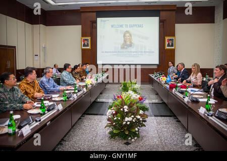 Jakarta, Indonésie. Du 1er septembre 2016. Reine Maxima des Pays-Bas visite le gouverneur de la Banque d'Indonésie à Jakarta, Indonésie, 1 septembre 2016. Maxima de l'Indonésie comme Reine des visites du Secrétaire général des Nations Unies pour l'avocat spécial Finance Inclusive pour le développement. Photo : Patrick van Katwijk/ POINT DE VUE - PAS DE FIL - SERVICE/dpa/Alamy Live News Banque D'Images