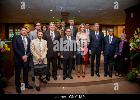 Jakarta, Indonésie. Du 1er septembre 2016. Reine Maxima des Pays-Bas visite le gouverneur de la Banque d'Indonésie à Jakarta, Indonésie, 1 septembre 2016. Maxima de l'Indonésie comme Reine des visites du Secrétaire général des Nations Unies pour l'avocat spécial Finance Inclusive pour le développement. Photo : Patrick van Katwijk/ POINT DE VUE - PAS DE FIL - SERVICE/dpa/Alamy Live News Banque D'Images