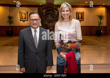 Jakarta, Indonésie. Du 1er septembre 2016. Reine Maxima des Pays-Bas visite le gouverneur de la Banque d'Indonésie à Jakarta, Indonésie, 1 septembre 2016. Maxima de l'Indonésie comme Reine des visites du Secrétaire général des Nations Unies pour l'avocat spécial Finance Inclusive pour le développement. Photo : Patrick van Katwijk/ POINT DE VUE - PAS DE FIL - SERVICE/dpa/Alamy Live News Banque D'Images