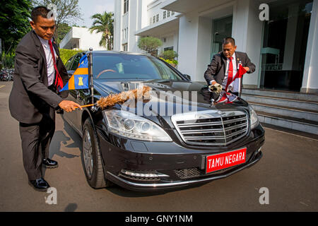 Jakarta, Indonésie. Du 1er septembre 2016. Reine Maxima des Pays-Bas visite le gouverneur de la Banque d'Indonésie à Jakarta, Indonésie, 1 septembre 2016. Maxima de l'Indonésie comme Reine des visites du Secrétaire général des Nations Unies pour l'avocat spécial Finance Inclusive pour le développement. Photo : Patrick van Katwijk/ POINT DE VUE - PAS DE FIL - SERVICE/dpa/Alamy Live News Banque D'Images