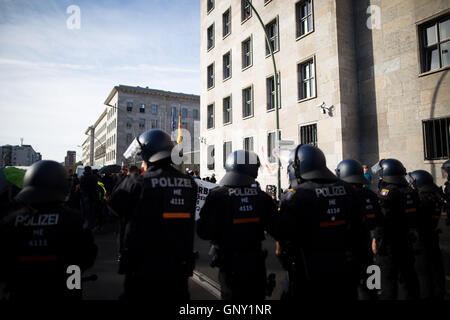 Blockupy 2016 à Berlin essaie de bloquer mimistery de travail pour protester contre l'austérité et le racisme. Les militants se heurtent à la police dans les premières heures du matin. 2e, 2016 Sep. © Michael Trammer/ZUMA/Alamy Fil Live News Banque D'Images