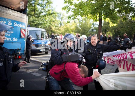 Blockupy 2016 à Berlin essaie de bloquer mimistery de travail pour protester contre l'austérité et le racisme. Les militants se heurtent à la police dans les premières heures du matin. 2e, 2016 Sep. © Michael Trammer/ZUMA/Alamy Fil Live News Banque D'Images