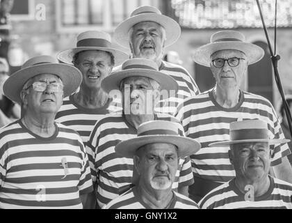 Venise, Italie. 1er septembre 2016. (NOTE de l'ÉDITEUR : Cette image a été convertie en noir et blanc) et le "Gondolini Le Regatanti» (rameurs) recueillir pour la bénédiction à l'église Santa Maria della Salute avant dimanche.La Regata Historique Regata historique est la plus passionnante course de bateau sur le Grand Canal pour les habitants et un des plus spectaculaires. © Simone Padovani / éveil / Alamy Live News Banque D'Images