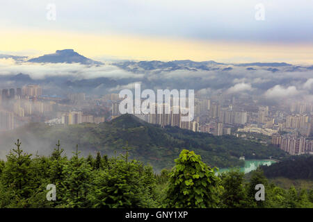 Kaili. 2e, 2016 Sep. Photo prise le 2 septembre 2016 montre la zone urbaine entourée par des plantes vertes dans la ville de Kaili, dans la province du Guizhou en Chine du sud-ouest. Plus d'espaces verts pourrait être vu au cours des dernières années dans la ville. Credit : Wu Jibin/Xinhua/Alamy Live News Banque D'Images