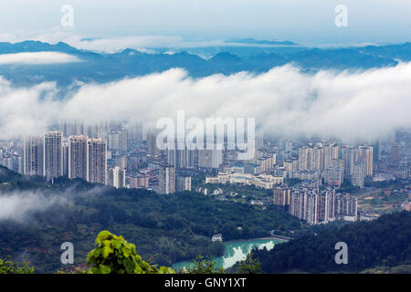 Kaili. 2e, 2016 Sep. Photo prise le 2 septembre 2016 montre la zone urbaine entourée par des plantes vertes dans la ville de Kaili, dans la province du Guizhou en Chine du sud-ouest. Plus d'espaces verts pourrait être vu au cours des dernières années dans la ville. Credit : Wu Jibin/Xinhua/Alamy Live News Banque D'Images