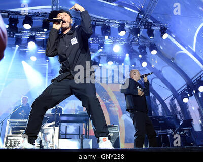 Berlin, Allemagne. Du 1er septembre 2016. Musiciens Michi Beck (Michael Beck, l) et Thomas D (Thomas Duerr) du groupe 'Die Fantastischen Vier' effectuer lors de leur départ du circuit à l'IFA Sommergarten à Berlin, Allemagne, 1 septembre 2016. PHOTO : BRITTA PEDERSEN/dpa/Alamy Live News Banque D'Images