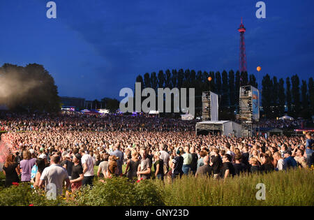 Berlin, Allemagne. Du 1er septembre 2016. Fans de célébrer pendant la performance du groupe 'Die Fantastischen Vier' lors de leur départ du circuit à l'IFA Sommergarten à Berlin, Allemagne, 1 septembre 2016. PHOTO : BRITTA PEDERSEN/dpa/Alamy Live News Banque D'Images