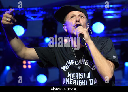 Berlin, Allemagne. Du 1er septembre 2016. Musicien Smudo (Michael Bernd Schmidt) du groupe 'Die Fantastischen Vier' effectuer lors de leur départ du circuit à l'IFA Sommergarten à Berlin, Allemagne, 1 septembre 2016. PHOTO : BRITTA PEDERSEN/dpa/Alamy Live News Banque D'Images