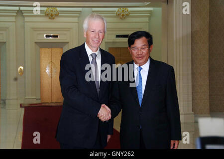 Phnom Penh. 2e, 2016 Sep. Le Premier ministre cambodgien Samdech Techo Hun Sen (R) rencontre avec le Ministre des affaires étrangères du Canada, Stéphane Dion à Phnom Penh, le 2 septembre 2016. Le Canada a ouvert un bureau diplomatique au Cambodge le vendredi, sept ans après la fermeture de son ambassade ici, a déclaré Stéphane Dion. Credit : Sovannara/Xinhua/Alamy Live News Banque D'Images