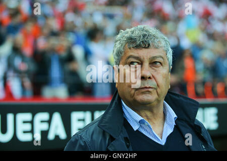 SEVILLA, ESPAGNE - 5 mai : le FC Shakhtar entraîneur Mircea Lucescu au cours de l'UEFA Europa League match retour demi-finales match entre le FC Shakhtar Donetsk vs Sevilla FC, 5 mai 2016, Ramon Sanchez Pizjuan, Espagne Banque D'Images