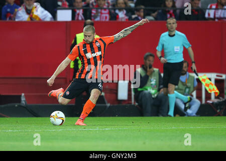 SEVILLA, ESPAGNE - 5 mai : Yaroslav Rakitskiy fait une tournée pendant l'UEFA Europa League match retour demi-finales match entre le FC Shakhtar Donetsk vs Sevilla FC, 5 mai 2016, Ramon Sanchez Pizjuan, Espagne Banque D'Images