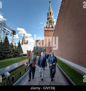 Moscou, Russie. 06Th Sep 2016. Station spatiale internationale expédition 49-50 premier équipage l'astronaute américain Shane Kimbrough, gauche, et cosmonautes russes Sergey Ryzhikov, centre, et Andrey Borisenko visiter la Place Rouge pour jeter roses sur le site où sont enterrés les icônes de l'espace russe dans le cadre des cérémonies d'avant-lancement le 1 septembre 2016 à Moscou, Russie. Le trio se prépare à lancer le 24 septembre sur l'engin spatial Soyouz MS-02 pour une mission de cinq mois dans la Station spatiale internationale. Credit : Planetpix/Alamy Live News Banque D'Images