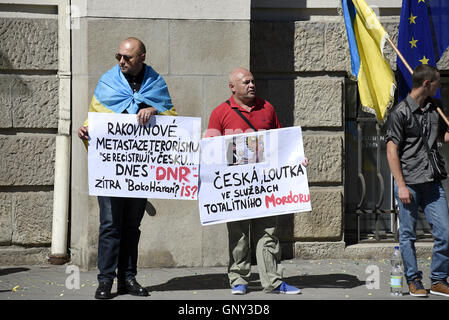 Ostrava, République tchèque. 06Th Sep 2016. Une dizaine de personnes protester avant conférence de presse sur l'ouverture de la représentation de l'auto-proclamé République populaire de Donetsk en Europe, à Ostrava, en République tchèque, le 1 septembre 2016. République tchèque rejette l'étape, ne reconnaît pas la république de Donetsk. © Drahoslav Ramik/CTK Photo/Alamy Live News Banque D'Images