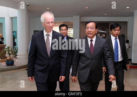 Phnom Penh, Cambodge. 2e, 2016 Sep. Le Ministre des affaires étrangères du Cambodge Prak Sokhonn R (avant) se promène avec son homologue canadien Stéphane Dion (L'avant) à Phnom Penh, Cambodge, 2 septembre 2016. Le Canada a ouvert un bureau diplomatique au Cambodge le vendredi sept ans après la fermeture de son ambassade en visite ici, a dit le ministre des Affaires étrangères du Canada, Stéphane Dion. Credit : Sovannara/Xinhua/Alamy Live News Banque D'Images