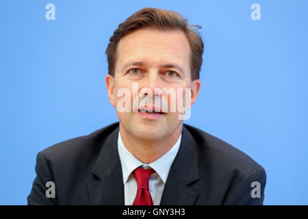 Berlin, Allemagne. 2e, 2016 Sep. Porte-parole du gouvernement Steffen Seibert s'adressant à des représentants des médias au cours de la conférence de presse à Berlin, Allemagne, 2 septembre 2016. PHOTO : KAY NIETFELD/dpa/Alamy Live News Banque D'Images