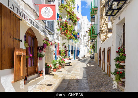 Rue pavée pittoresque dans la vieille ville de Peniscola, Espagne Banque D'Images