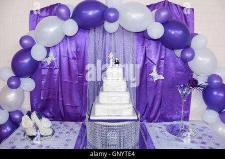 Gâteau de mariage affichage à réception de mariage, Staines-upon-Thames, Surrey, Angleterre, Royaume-Uni Banque D'Images