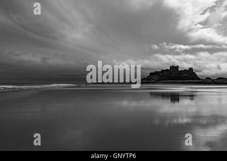 Château de Bamburgh en monochrome, côte de Northumberland, England, UK Banque D'Images