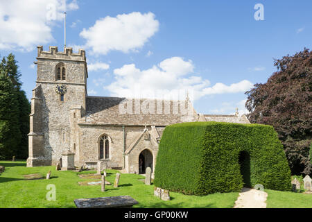 St Andrew's Church dans le village de Cotswold Miserden, Gloucester, England, UK Banque D'Images