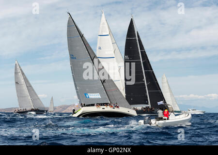 PORTO CERVO - 8 septembre : les équipes en compétition sur Maxi Yacht Rolex Cup sail boat race en Sardaigne, le 8 septembre 2015 à Porto Cerv Banque D'Images