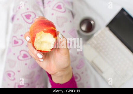 Woman eating biscuit vue première personne Banque D'Images