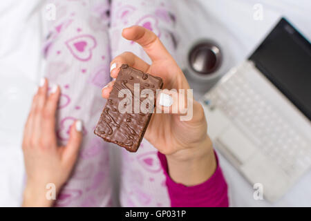 Woman eating biscuit vue première personne Banque D'Images