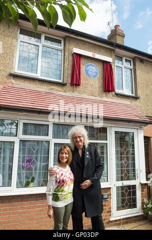 Reine le guitariste Brian May avec Kashmira Cooke, la sœur de Freddie Mercury, à l'occasion du dévoilement d'une plaque bleue d'English Heritage, le chanteur du groupe la bande à son ancien domicile à 22 l'avenue Gladstone à Feltham, à l'ouest de Londres. Banque D'Images