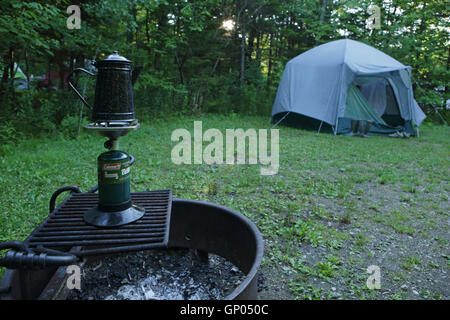 Woodford State Park dans le vert des montagnes du sud du Vermont, USA. Grande famille tente installée dans un camping sous le soleil d'été. Banque D'Images