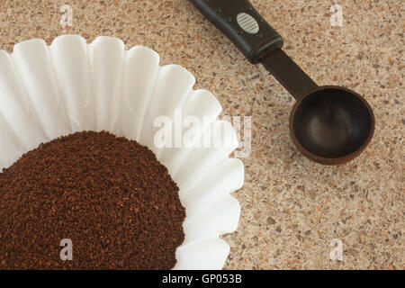 Filtre à café et pelle à mesurer. Banque D'Images