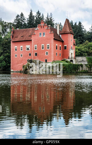 Cervena Lhota est un très beau château en République tchèque. Il est situé au milieu d'un lac sur une île rocheuse. Destination de voyage. Banque D'Images