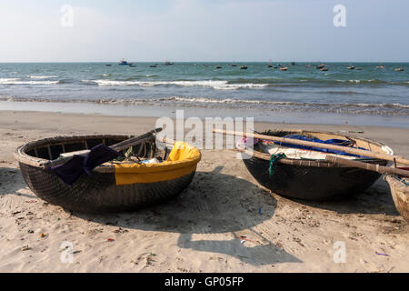 Da Nang Bay : local coracles (-chai thung) sur la plage de Da Nang, Viet Nam Banque D'Images