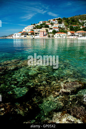 Le calme des eaux cristallines à Assos, l'un des plus beaux endroits sur l'île grecque de Céphalonie. Banque D'Images