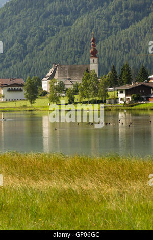 Lac Pillersee avec Parisch church à Sankt Ulrich am Pillersee Banque D'Images