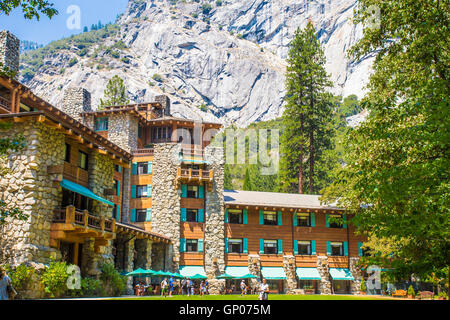 YOSEMITE NATIONAL PARK, Californie - 3 août, 2016 : voir l'historique de l'hôtel Yosemite majestueux, anciennement connu sous le nom de Ahwahnee Hotel à Yosem Banque D'Images