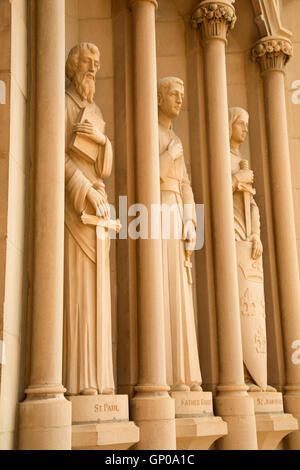 St Paul, Saint Jeanne d'Arc et le père Damien statues, Cathédrale de St Helena, Helena, Montana Banque D'Images