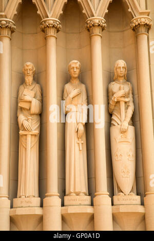 St Paul, Saint Jeanne d'Arc et le père Damien statues, Cathédrale de St Helena, Helena, Montana Banque D'Images