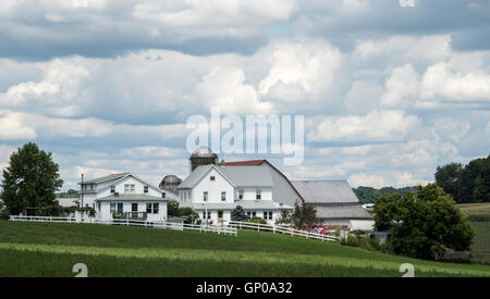 Maison de famille Amish avec clôture blanche Banque D'Images